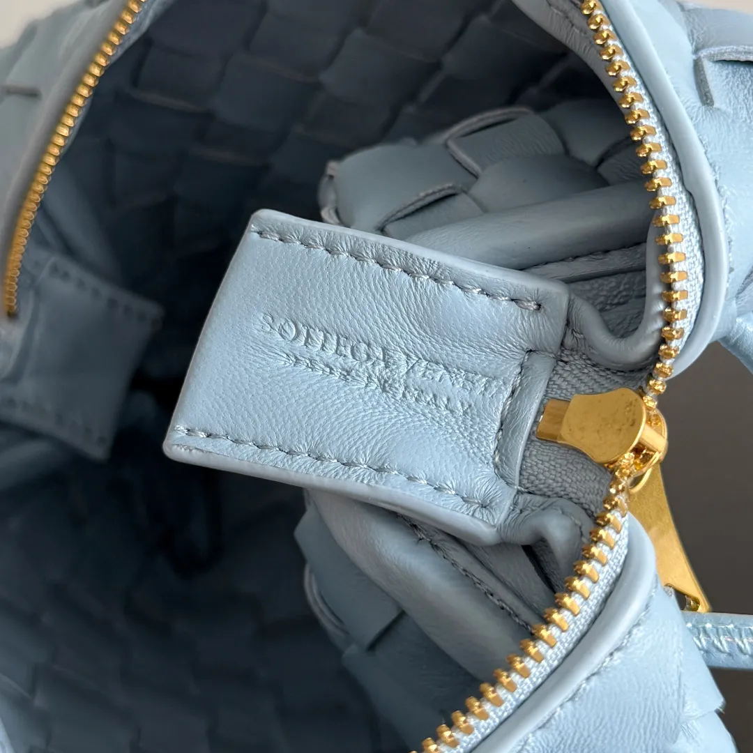 Batch 1560 New version and new color (third generation) 𝗕𝗼𝘁𝘁𝗲𝗴𝗮 𝗩𝗲𝗻𝗲𝘁𝗮 ——— BV’s best value for money, the latest version of the loop camera bag💥, large woven texture, super high quality lambskin as always, with zippers, adjustable drawstrings, it’s especially suitable for the belly💫It can fit anything, and it’s very light weight, suitable🈴️for girls of all ages. Size: 17*10*6cm Style number: 723547